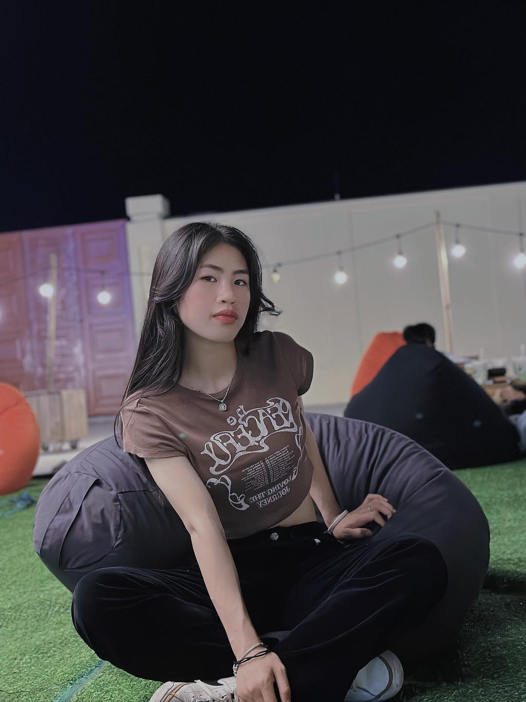 Những gam màu trung tính, thiết kế đơn giản, dễ phối luôn là trang phục được cô yêu thích.