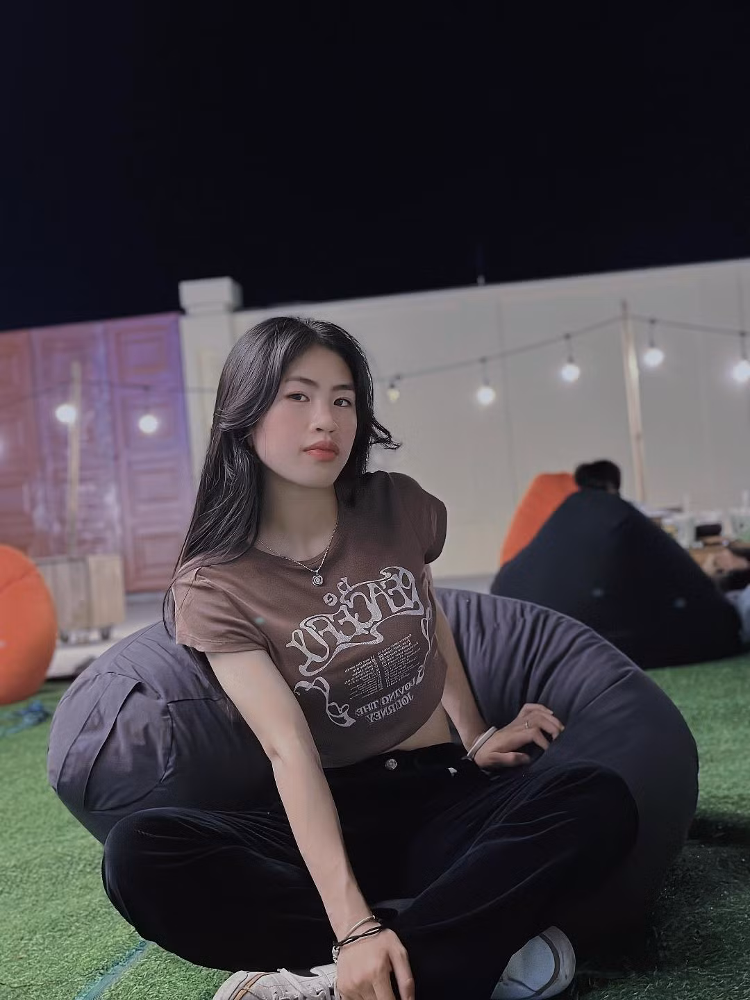 Những gam màu trung tính, thiết kế đơn giản, dễ phối luôn là trang phục được cô yêu thích.