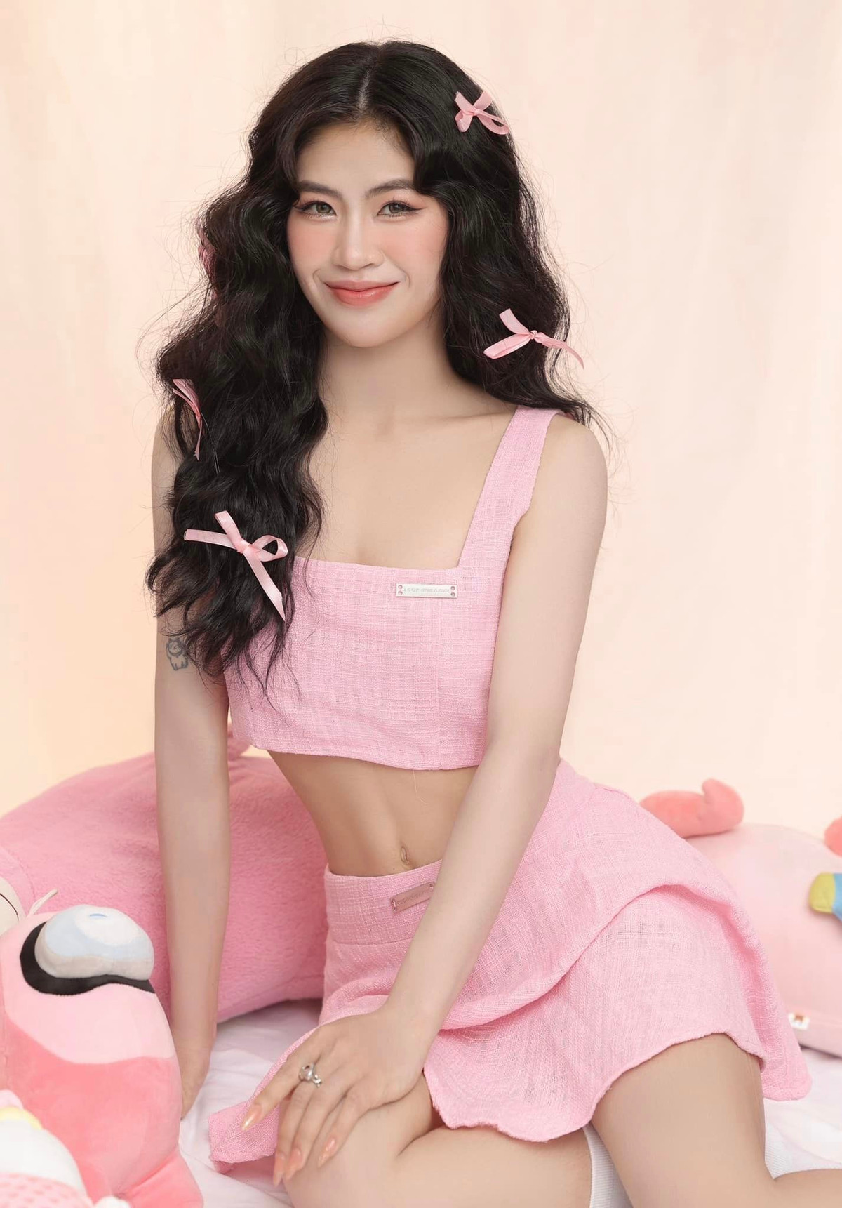 Sự thay đổi này càng làm hoàn thiện và tôn lên vẻ đẹp của cô gái được mệnh danh là "hoa khôi tuyển nữ", "cầu thủ gây cảm hứng nhất của tuyển nữ Việt Nam" hay "cô vợ quốc dân".