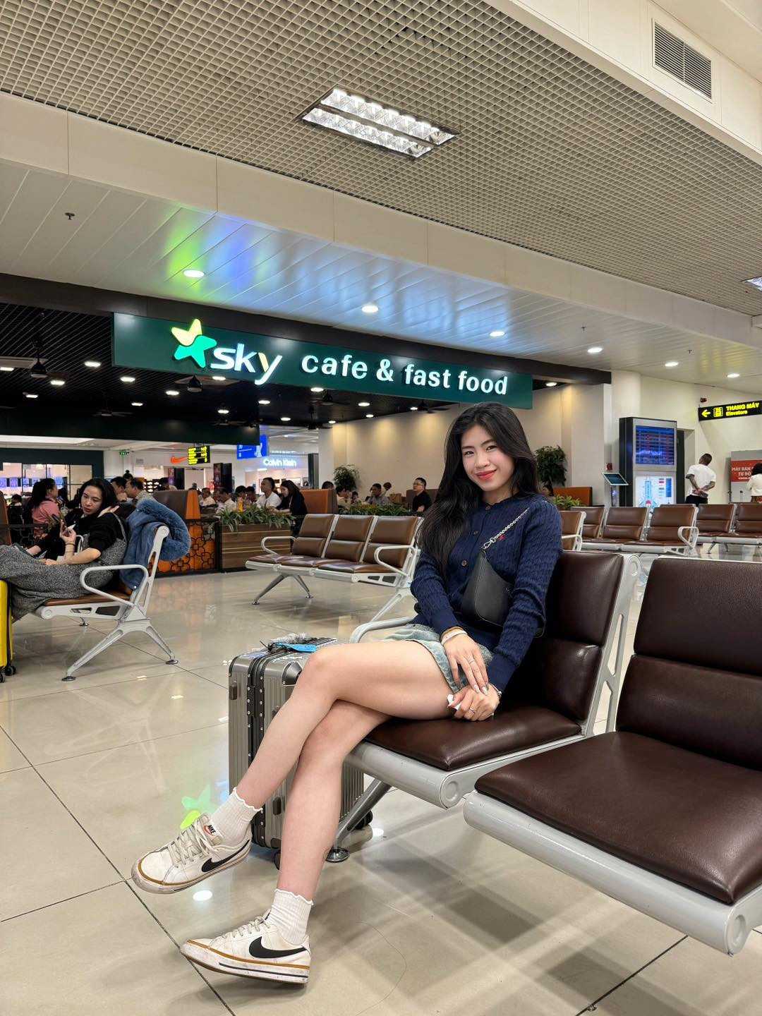 Gần đây, thay vì quần short, Thanh Nhã chuộc diện váy ngắn phối cùng áo phông, áo thun và đi giày thể thao khi ra sân bay.