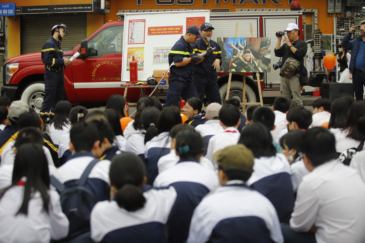 Trước tình hình, Hà Nội liên tục xảy ra các vụ cháy gây thiệt hại đặc biệt về người thời gian qua, khiến người dân không khỏi hoang mang, lo lắng thì hoạt động tuyên truyền, phổ biến kiến thức bảo đảm an toàn PCCC&amp;CNCH và hướng dẫn kỹ năng xử lý cơ bản khi xảy ra cháy nổ đặt biệt là kỹ năng thoát nạn an toàn cho bản thân và gia đình.