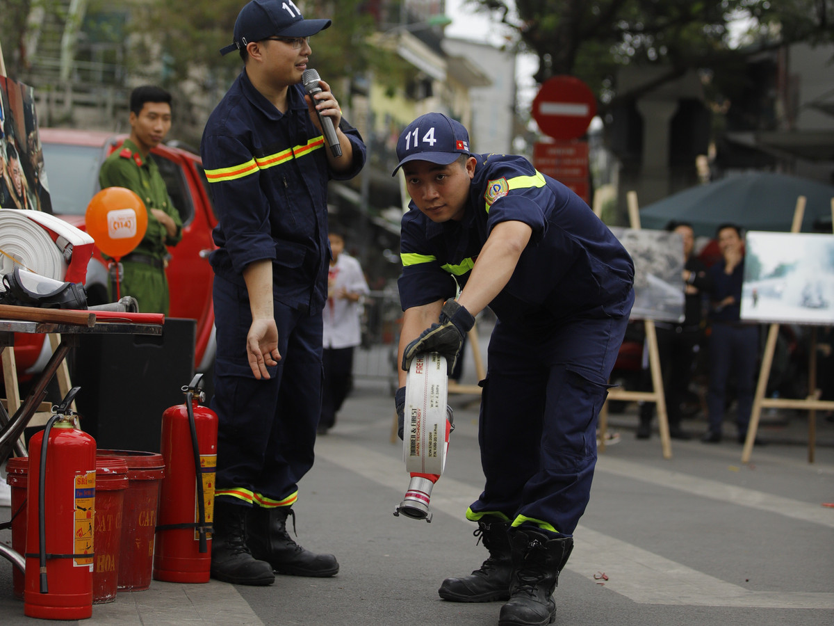 Bên cạnh đó, người dân còn được hướng dẫn cách cài đặt ứng dụng báo cháy 114 trên điện thoại di động để kịp thời thông báo tin cháy, nổ sự cố cho lực lượng chức năng.
