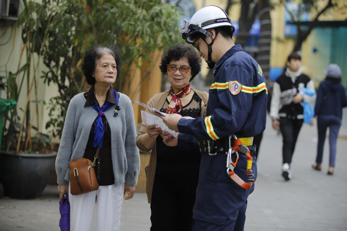 Tờ rơi hướng dẫn xử lý cháy nổ được các chiến sĩ PCCC&amp;CNCH quận Hoàn Kiếm phát tới tận tay người dân cũng như khách du lịch tại không gian phố đi bộ Hồ Hoàn Kiếm.