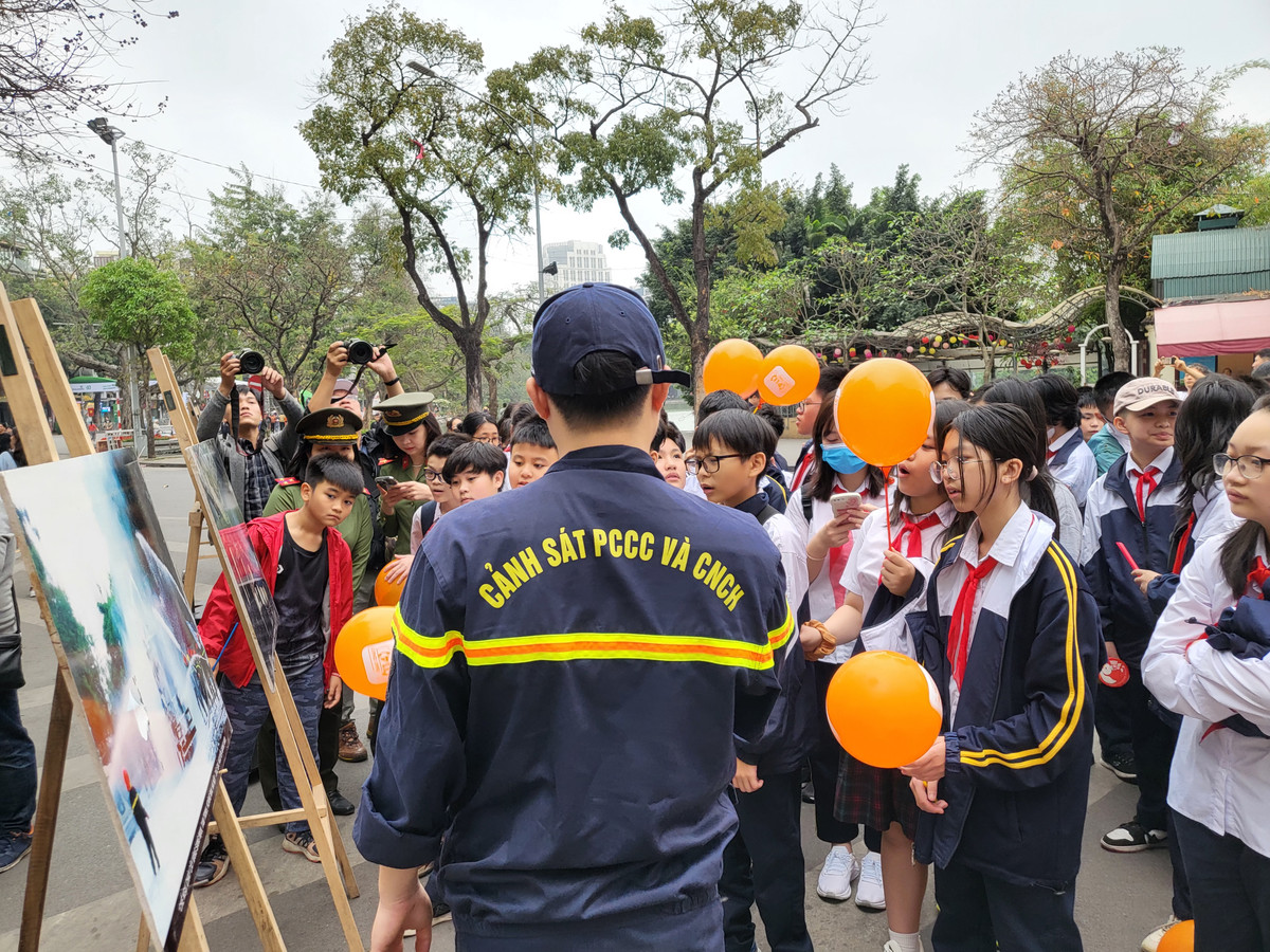 Qua buổi tuyên truyền, Công an quận Hoàn Kiếm đã giới thiệu đến quần chúng nhân dân các mô hình chữa cháy tại khu dân cư, các điểm chữa cháy công cộng ở các ngõ sâu để có quần chúng nhân nhận thức được sâu hơn về công tác PCCC&amp;CNCH.