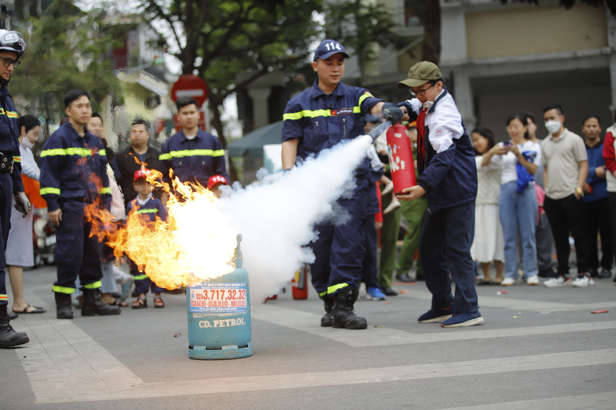 Các em học sinh được hướng dẫn sử dụng bình cứu hỏa cá nhân để tự xử lý đám cháy.