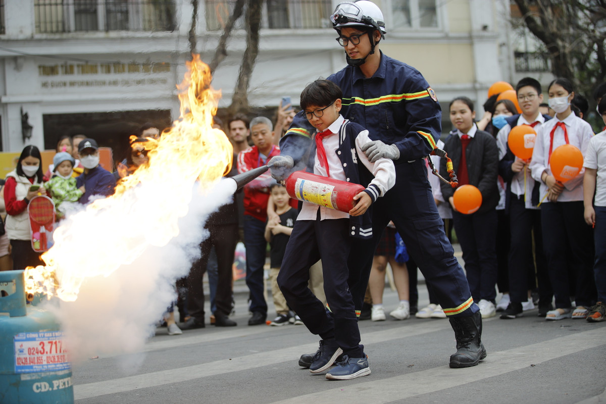 Dự kiến hoạt động tuyên truyền về PCCC&amp;CNCH sẽ được tổ chức mỗi tháng một lần để người dân và du khách tham quan tại không gian phố đi bộ Hoàn Kiếm được thường xuyên nâng cao hiểu biết, kiến thức, kỹ năng về PCCC&amp;CNCH, chủ động thực hiện an toàn phòng cháy tại chính ngôi nhà của mình.