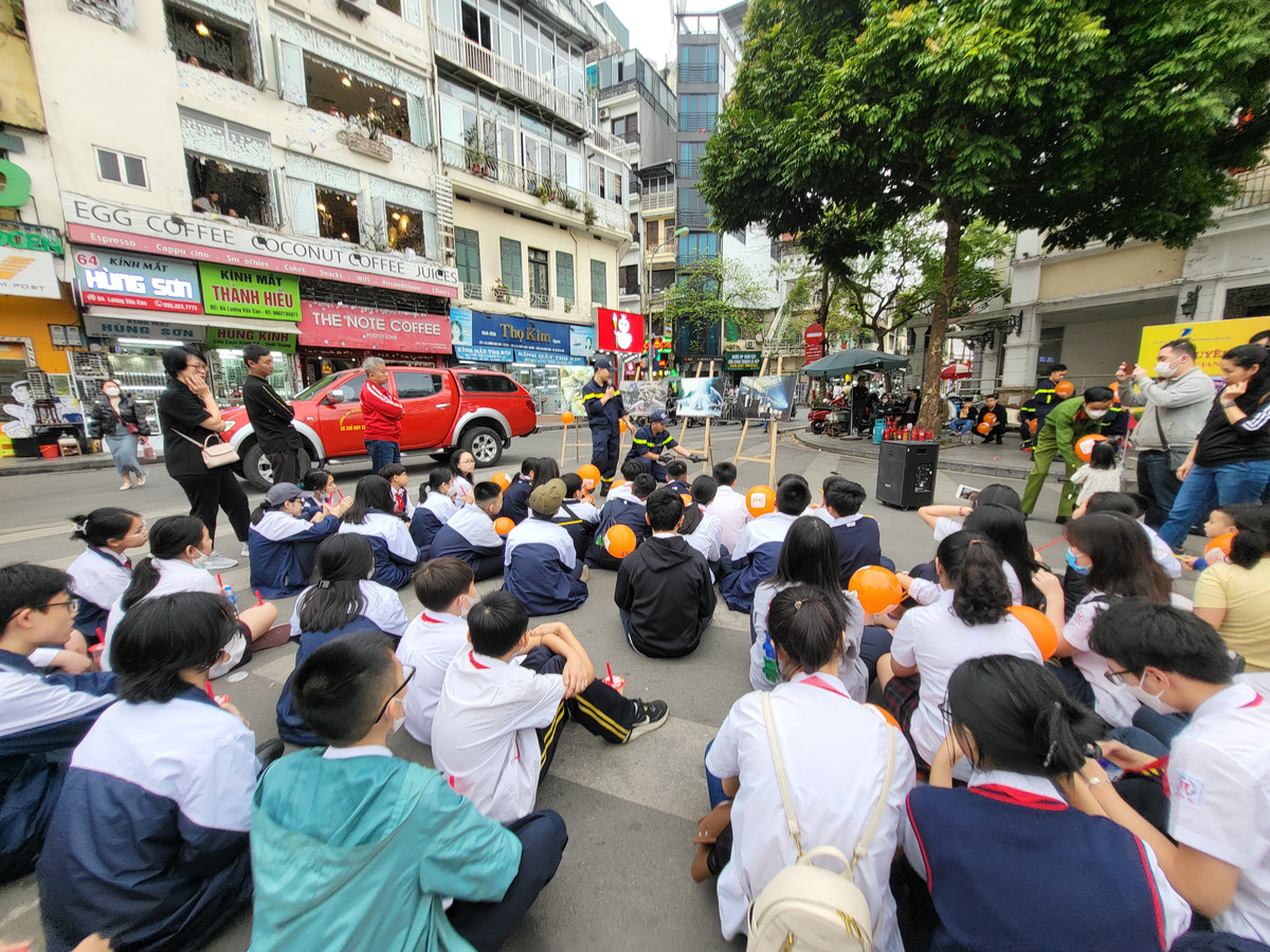 Cũng tại khu vực này, 20 bức ảnh về hoạt động PCCC&amp;CNCH được trưng bày để người dân và du khách được hiểu rõ hơn về sự gian nan, vất vả và không kém phần nguy hiểm của người lính PCCC&amp;CNCH khi chiến đấu với “giặc lửa” và thiên tai địch hoạ.