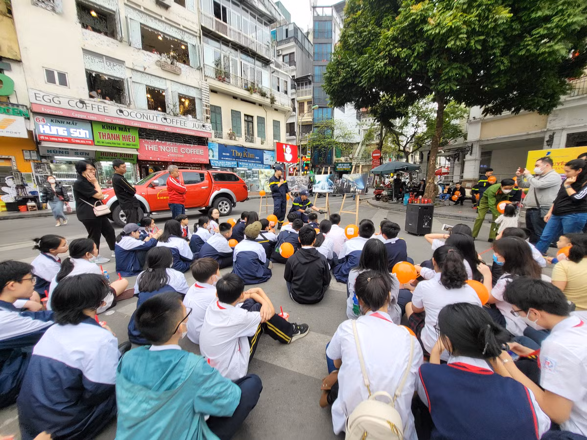 Cũng tại khu vực này, 20 bức ảnh về hoạt động PCCC&amp;CNCH được trưng bày để người dân và du khách được hiểu rõ hơn về sự gian nan, vất vả và không kém phần nguy hiểm của người lính PCCC&amp;CNCH khi chiến đấu với “giặc lửa” và thiên tai địch hoạ.