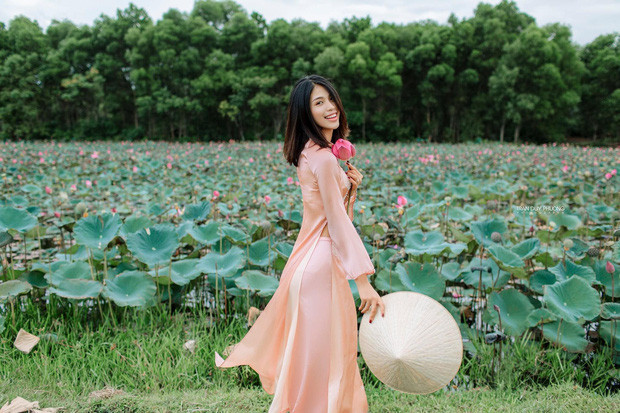 Sau khi BTC đăng tải hình ảnh của Như Quỳnh trên fanpage, 10X nhận được nhiều lời khen về nhan sắc và nụ cười tươi. Như Quỳnh cho biết cô cao 1,7 m, nặng 53 kg và là nữ sinh cao nhất lớp. Với lợi thế vóc dáng, cô bắt đầu làm người mẫu ảnh từ cách đây hai năm.