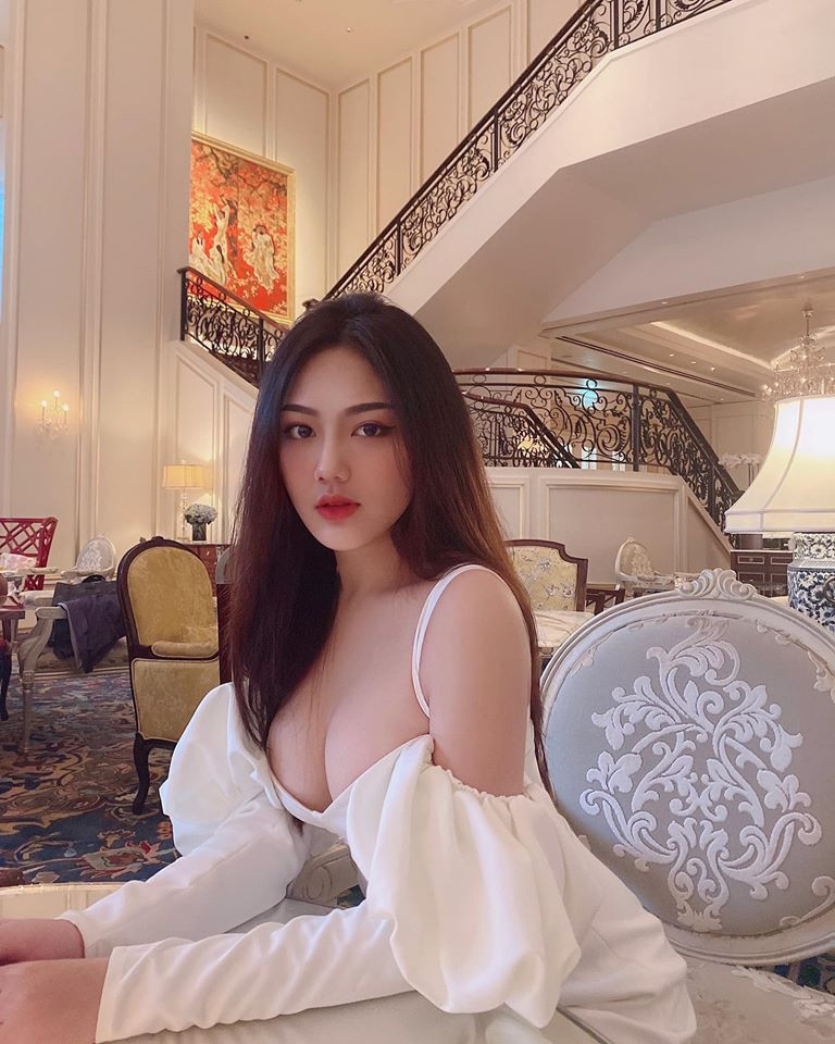 Triệu Vy sở hữu nụ cười tỏa nắng, nhan sắc chuẩn “sinh ra là để trở thành nữ thần”, cô nàng ngày càng khiến CĐM thích thú hơn với những hình ảnh cá tính, trưởng thành và thu hút.