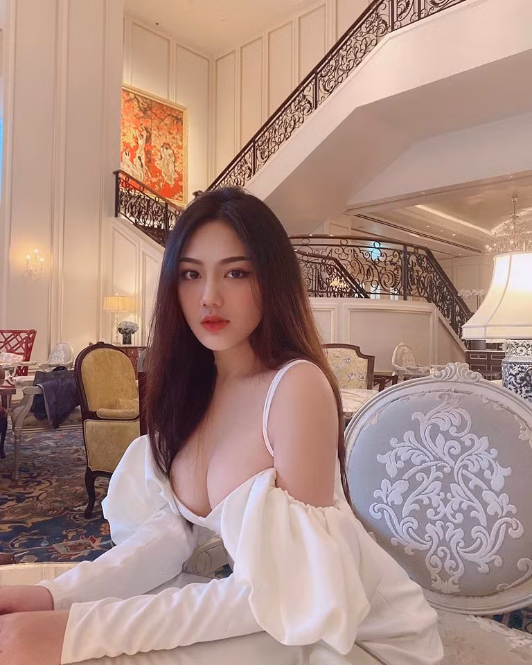 Triệu Vy sở hữu nụ cười tỏa nắng, nhan sắc chuẩn “sinh ra là để trở thành nữ thần”, cô nàng ngày càng khiến CĐM thích thú hơn với những hình ảnh cá tính, trưởng thành và thu hút.