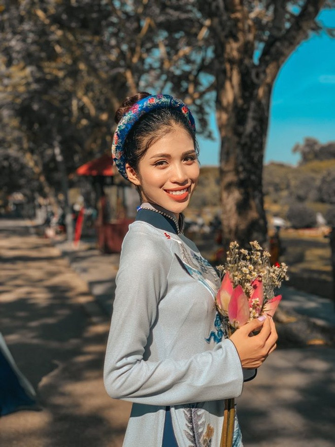 Mới đây, BTC Hoa Hậu Việt Nam 2020 đã đăng tải hình ảnh của Huỳnh Thị Như Quỳnh, cô nàng sinh năm 2002, hiện còn đang là học sinh THPT Gia Hội, TP. Huế. Như Quỳnh sở hữu nét đẹp cực tây với sống mũi cao, đôi môi dày khá Tây.