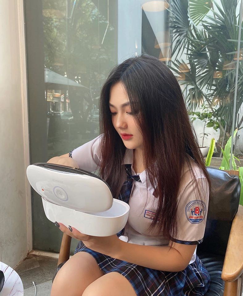 Triệu Vy – Nàng hot girl 2K2 với gương mặt xinh đẹp sắc sảo tựa nữ thần, vóc dáng gây ấn tượng khi diện áo dài trắng. Cô nàng chia sẻ nguồn gốc cái tên của mình xuất phát từ việc mẹ quá mê phim Hoàn Châu Cách Cách nên đã quyết định đặt tên con gái theo thần tượng trong phim.