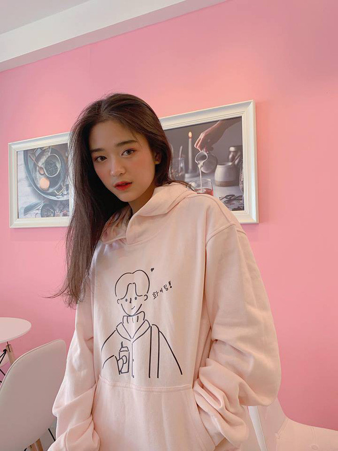 Ước mơ sau này của Hoàng Yến là được vào trường Ngoại Thương. Đối với hot girl 2K này, việc học là hàng đầu. Tuy vậy, cô nàng vẫn ước mơ được thử sức các công việc liên quan đến chụp ảnh, đóng phim… như một “nghề tay trái”.