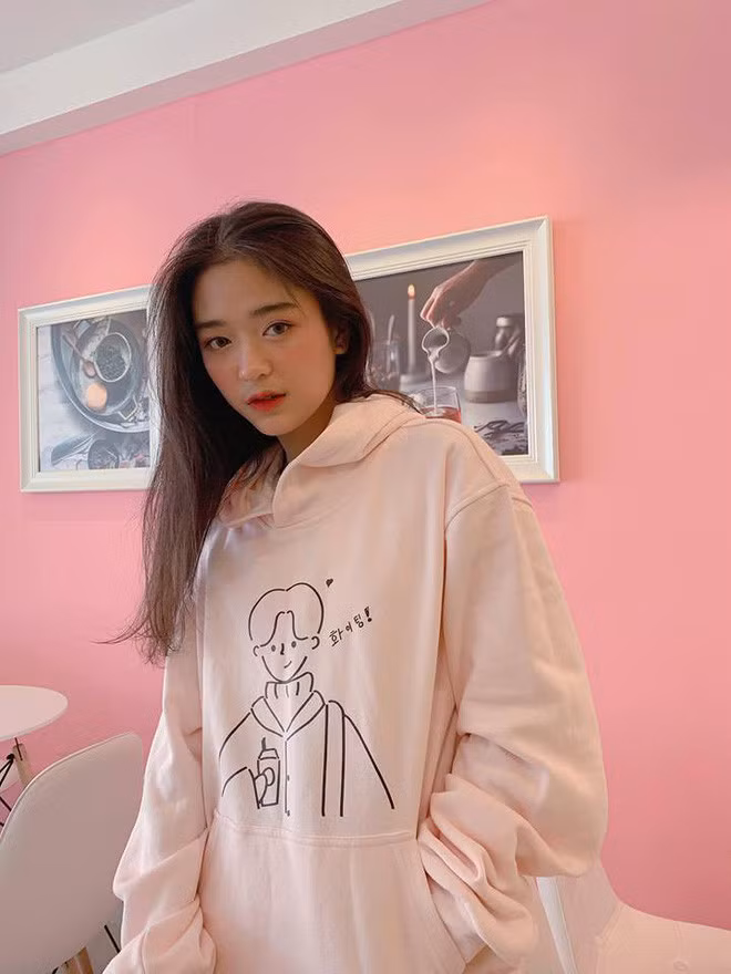 Ước mơ sau này của Hoàng Yến là được vào trường Ngoại Thương. Đối với hot girl 2K này, việc học là hàng đầu. Tuy vậy, cô nàng vẫn ước mơ được thử sức các công việc liên quan đến chụp ảnh, đóng phim… như một “nghề tay trái”.