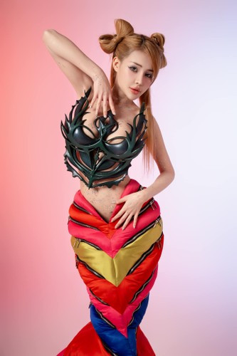 Một trong những bộ trang phục Ngân 98 sử dụng biểu diễn trên sân khấu.