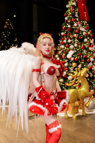 "Khán giả bỏ tiền để xem một DJ biểu diễn thì người nghệ sĩ không chỉ đánh nhạc mà còn cần đầu tư hình ảnh chỉn chu. Thường thì, dù nhận cát-xê khoảng 100 triệu, Ngân chỉ giữ lại 20 - 30 triệu, phần còn lại dành cho chi phí ê-kíp. Tôi luôn mong khán giả đến xem mình sẽ được vui tai, vui mắt", Ngân 98 cho hay.