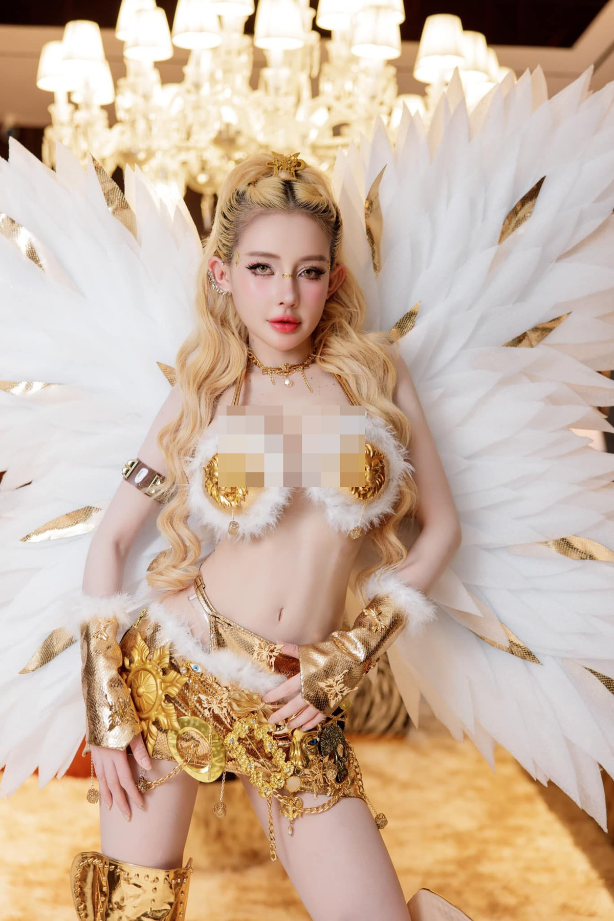 Không chỉ biểu diễn tại các quán bar, vũ trường lớn trong nước, Ngân 98 cũng không ít lần sang biểu diễn tại châu Âu, Mỹ,...