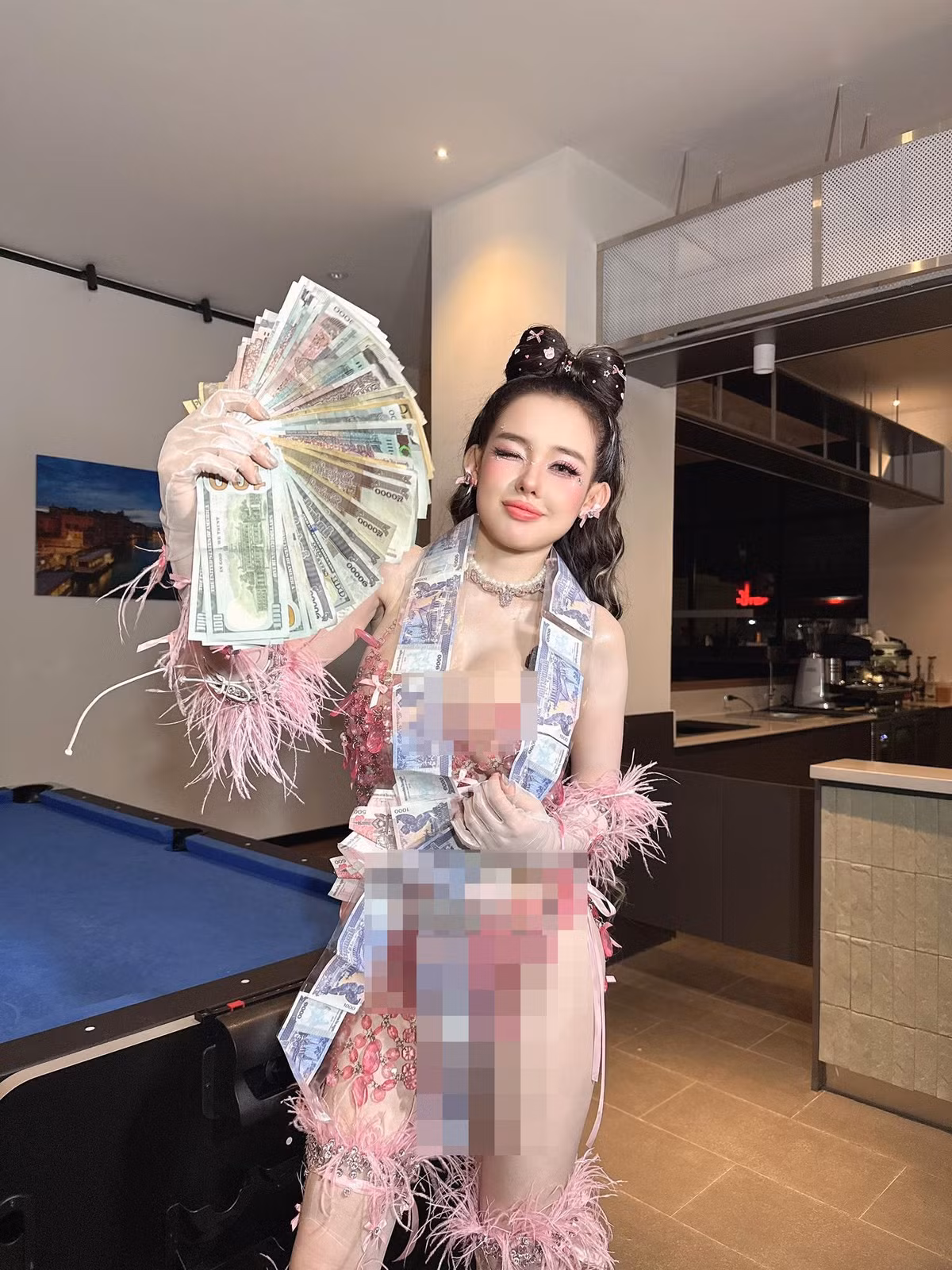 Mới đây, hot girl ngực khủng Ngân 98 lại ăn mặc gợi cảm nhưng tâm điểm chú ý lại đổ dồn vào số tiền cô đang cầm trên tay.