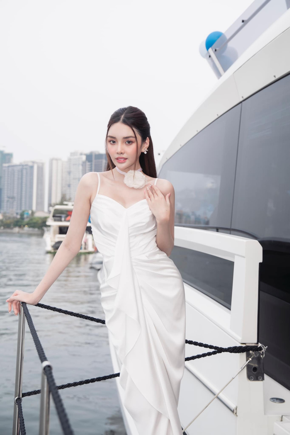 Được sống là chính mình, Đan Tiên sẵn sàng "bung lụa". Cô tham gia cuộc thi sắc đẹp, trở thành mẫu ảnh có tiếng.