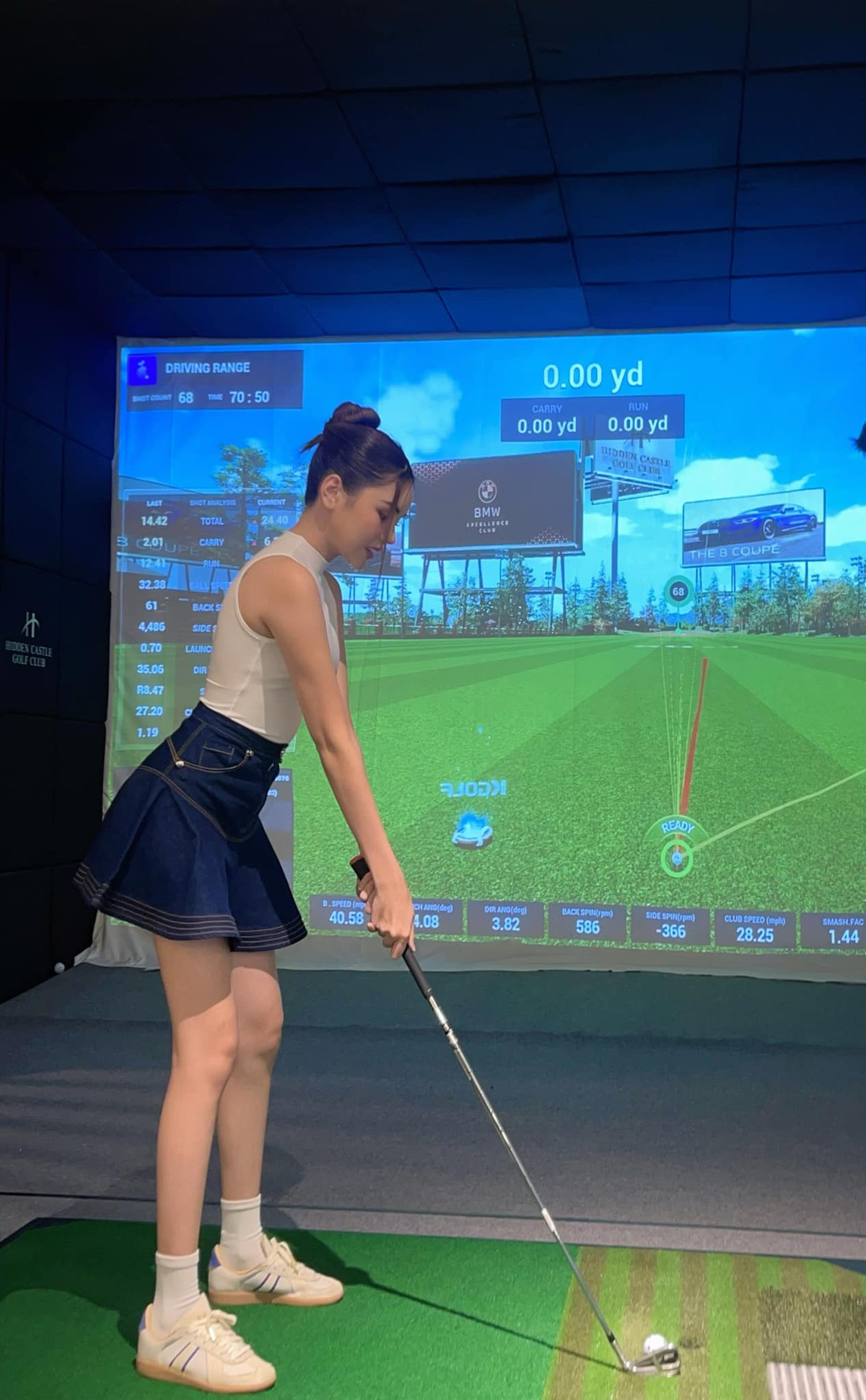 Trong đó, hình ảnh Nguyễn Đan Tiên đi diễn thời trang nhận được lời khen của nhiều người. Để có được "đất diễn" trong giới người mẫu cạnh tranh cao, yếu tố hình thể là điều quan trọng nhất. Theo đó, người đẹp Bắc Giang chọn tập golf để có thân hình săn chắc.