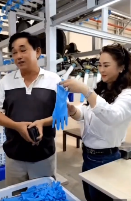 Thật khó mà nhận ra hình ảnh của bà Phương Hằng dữ dội, mạnh mẽ với các phát ngôn đanh thép thường thấy thông qua đoạn clip trên.