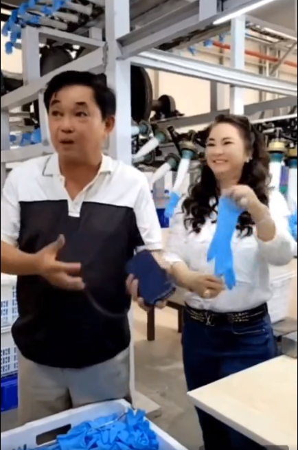 Cụ thể, bà Phương Hằng cầm găng tay y tế thành phẩm của Đại Nam lên xem xét, rồi bất ngờ... kéo giãn làm thành ná cao su, hướng về phía người đang quay clip.