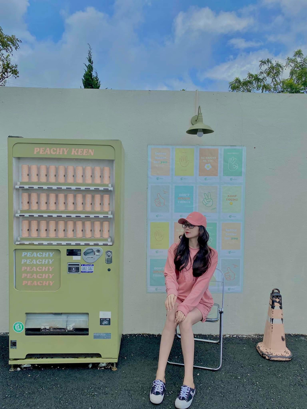 Ngay khi còn ngồi trên ghế giảng đường, cô giáo trẻ đã cùng nhóm bạn mở lớp dạy chữ cho các em nhỏ chuẩn bị vào lớp 1.