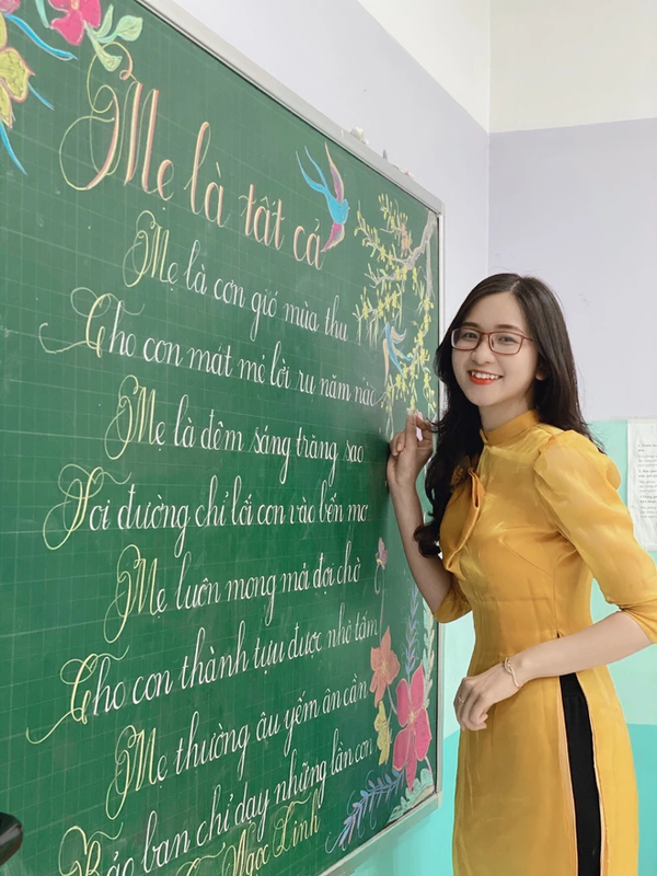 Bài thơ như biến thành một tác phẩm nghệ thuật với nét chữ sắc nét được ví như “rồng bay phượng múa”. Ngoài ra, nhan sắc xinh đẹp của cô giáo trẻ cũng được cộng đồng mạng chú ý hơn cả.