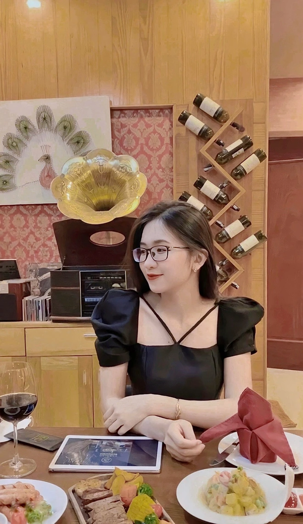 Nhìn qua những bức hình được đăng tải, có thể thấy cô giáo trẻ Ngọc Linh sở hữu nhan sắc xinh đẹp, ưa nhìn, làn da trắng sáng và nụ cười duyên dáng.