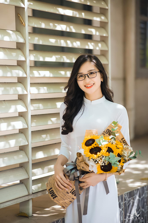 Theo tìm hiểu, đây là hình ảnh khi cô giáo hot girl tên Linh tham dự một cuộc thi viết chữ đẹp của một trung tâm thuộc hệ thống giáo dục tại tỉnh Nghệ An, nơi cô làm việc.