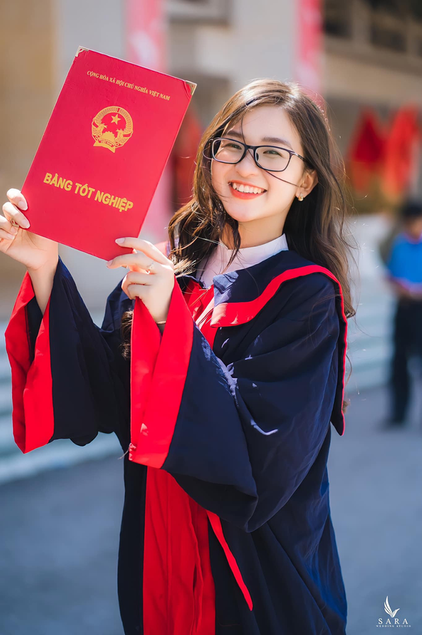 Ngọc Linh chỉ diện trên mình tà áo dài đơn sắc, gương mặt trang điểm nhẹ nhàng nhưng cũng đủ “đốn tim” cộng đồng mạng nhờ vẻ đẹp tri thức của mình.