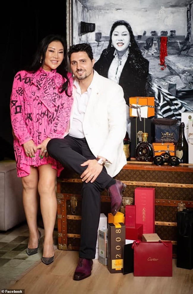 Lúc đó, Monika Tu không nói được tiếng Anh và phải làm phục vụ bàn, bán mỹ phẩm kiếm tiền học ngành thương mại quốc tế.