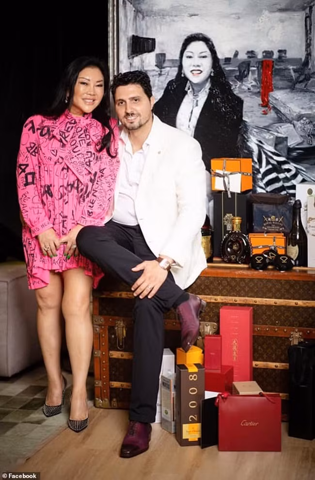 Lúc đó, Monika Tu không nói được tiếng Anh và phải làm phục vụ bàn, bán mỹ phẩm kiếm tiền học ngành thương mại quốc tế.