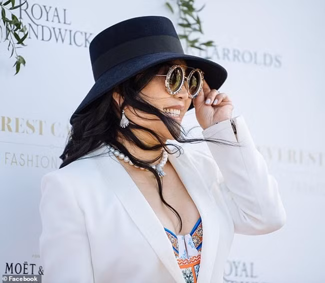 Bà phải làm việc liên tục, bất cứ công việc gì, 7 ngày 1 tuần, thậm chí rửa bát 12 tiếng liên tục.