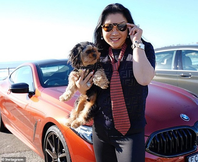 Bà tìm các bất động sản để bán cho các khách hàng giàu có người Trung Quốc muốn mua nhà.