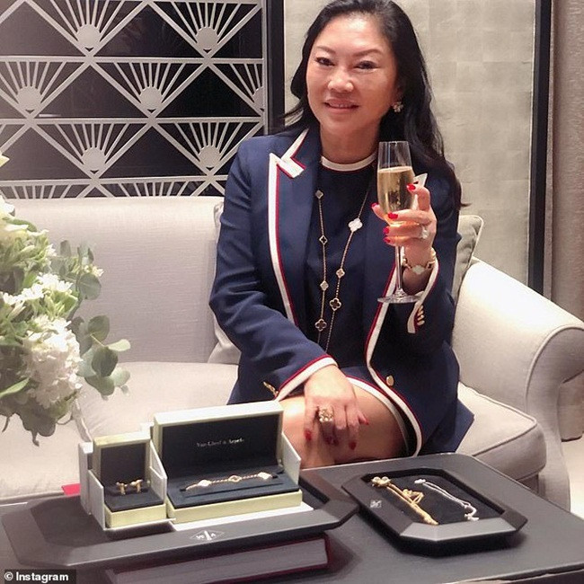 Đầu tiên bà tìm được một căn nhà để bán cho khách Trung Quốc với giá 13,5 triệu USD, sau đó là hàng loạt ngôi nhà khác. Từ 2 nhân viên ban đầu, đến nay công ty Black Diamondz đã có 35 nhân viên và doanh thu đạt tới 120 triệu USD hồi năm 2014.