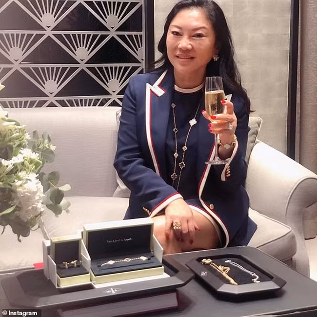 Đầu tiên bà tìm được một căn nhà để bán cho khách Trung Quốc với giá 13,5 triệu USD, sau đó là hàng loạt ngôi nhà khác. Từ 2 nhân viên ban đầu, đến nay công ty Black Diamondz đã có 35 nhân viên và doanh thu đạt tới 120 triệu USD hồi năm 2014.