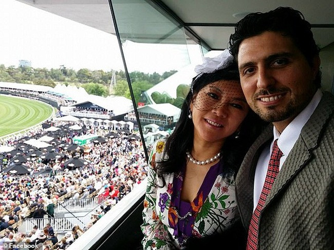 Người phụ nữ này có thể nói nhiều thứ tiếng như Tiếng Trung phổ thông, tiếng Quảng Đông, Anh, Đức, Pháp... Monika Tu nhận mình là người nghiện việc. Nữ đại gia này cưới chồng trẻ hơn 20 tuổi. Monika từng nói lấy chồng là quyết định đúng đắn nhất bà mà từng làm.