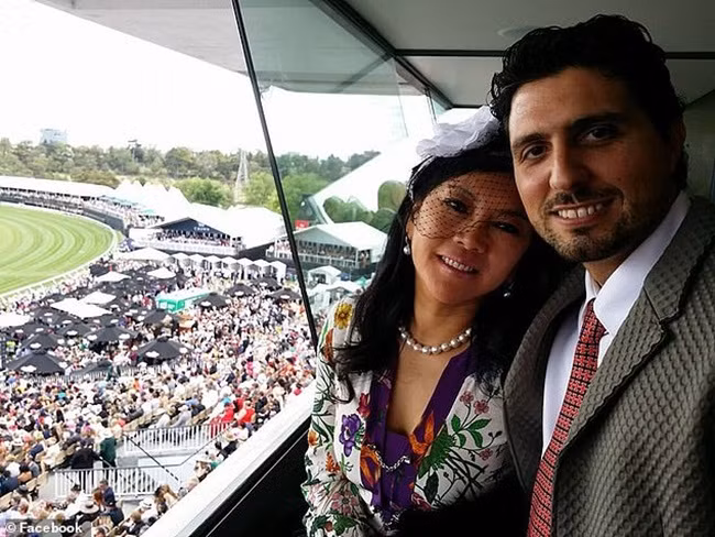 Người phụ nữ này có thể nói nhiều thứ tiếng như Tiếng Trung phổ thông, tiếng Quảng Đông, Anh, Đức, Pháp... Monika Tu nhận mình là người nghiện việc. Nữ đại gia này cưới chồng trẻ hơn 20 tuổi. Monika từng nói lấy chồng là quyết định đúng đắn nhất bà mà từng làm.