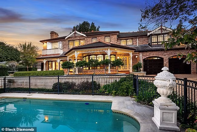 Công ty mà bà lập nên là công ty bất động sản Black Diamondz nhằm giúp đỡ những người đến từ Trung Quốc có thể tạo dựng cuộc sống ở Australia.