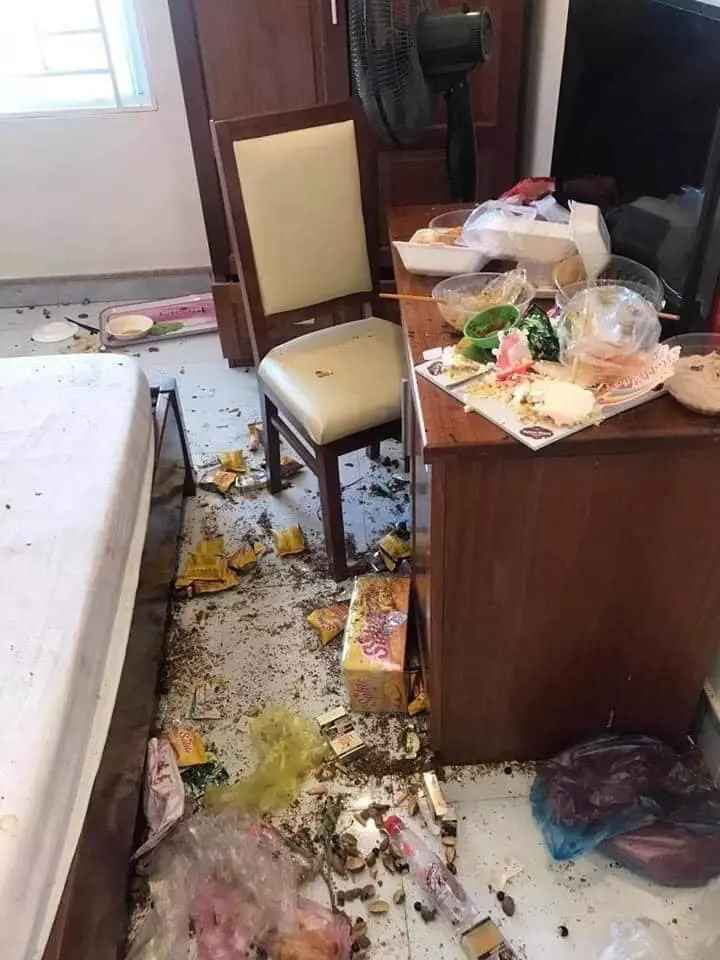 Không chỉ có tàn thuốc lá mà thức ăn ngổn ngang dưới sàn.