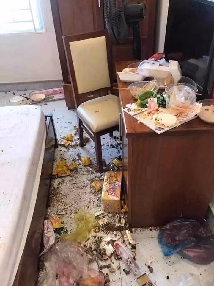 Không chỉ có tàn thuốc lá mà thức ăn ngổn ngang dưới sàn.