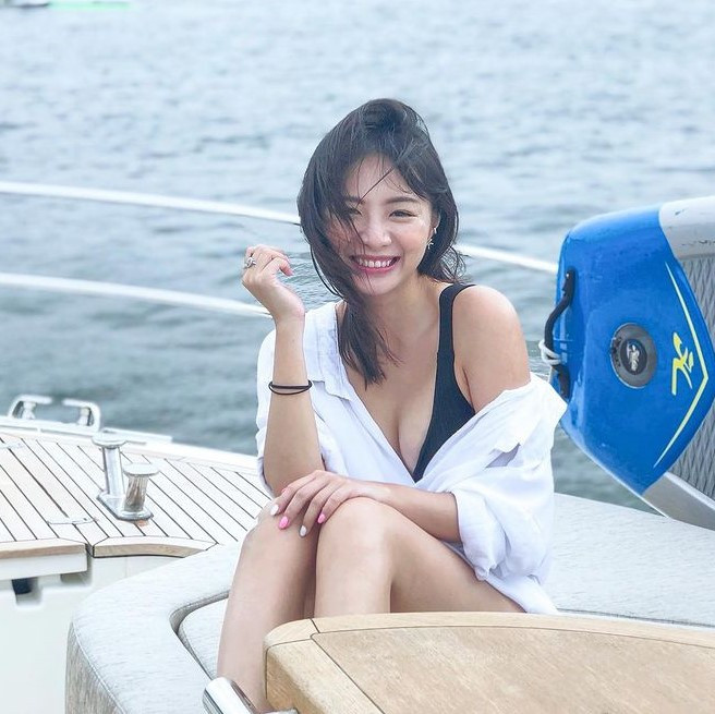 Sau khi ra mắt sản phẩm âm nhạc đầu tiên, năm 2010, Kiki Tam ký hợp đồng với công ty quản lý người mẫu.