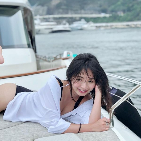 Kiki Tam thu hút ánh nhìn bởi vóc dáng nóng bỏng cùng nụ cười tươi tràn đầy năng lượng.