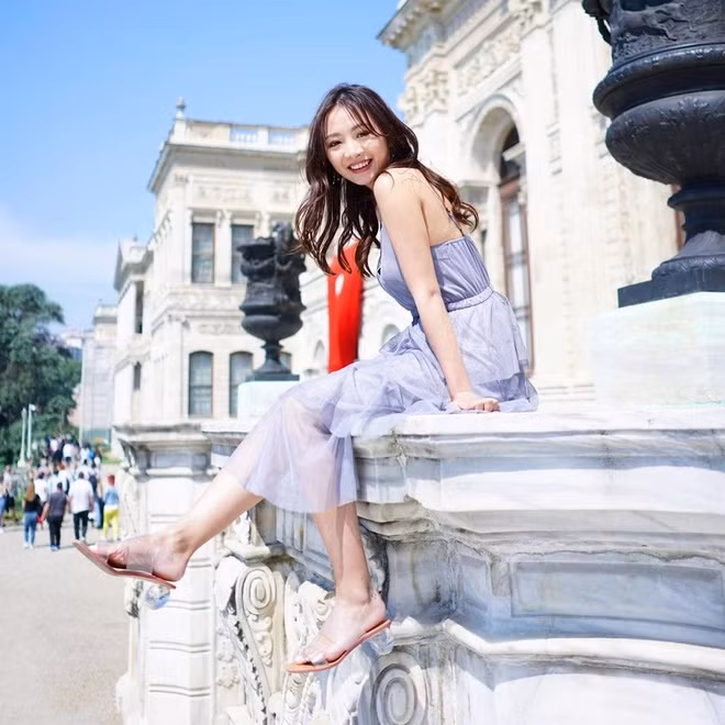 Nữ rapper Kiki Tam từng chia sẻ rằng cô cảm thấy bên trong mình có hai con người trái ngược, một bên ham mê sự sôi động, hoang dại, nửa còn lại thích những thứ nhẹ nhàng.