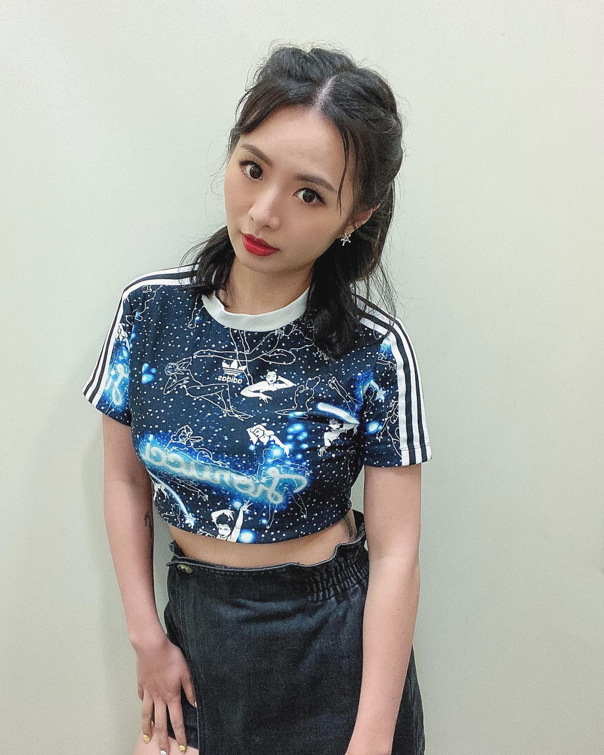 Kiki Tam nhanh chóng nhận nhiều lời mời quảng cáo, xuất hiện trên các tạp chí lớn, tham gia chương trình của Đài phát thanh Hong Kong, nhiều show của TVB, MTV.