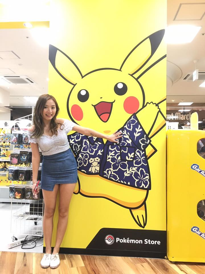 Vừa hoạt động sôi nổi trong làng giải trí, vừa biết kinh doanh và xây dựng thương hiệu cá nhân trên mạng, Kiki Tam được nhiều người gọi bằng biệt danh "cô gái toàn năng", "nữ thần chân chính". Cô từng giành giải "My Favourite Online KOL" do Next Media trao tặng.