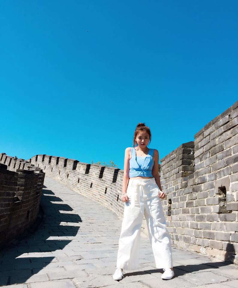 Năm 2014, Kiki Tam cũng thử sức khi mở một chi nhánh quán gà rán phong cách Hàn Quốc. Quán ăn của cô nổi tiếng và thu về lợi nhuận lớn.