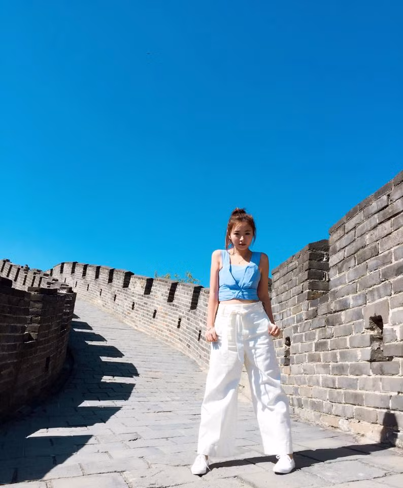 Năm 2014, Kiki Tam cũng thử sức khi mở một chi nhánh quán gà rán phong cách Hàn Quốc. Quán ăn của cô nổi tiếng và thu về lợi nhuận lớn.